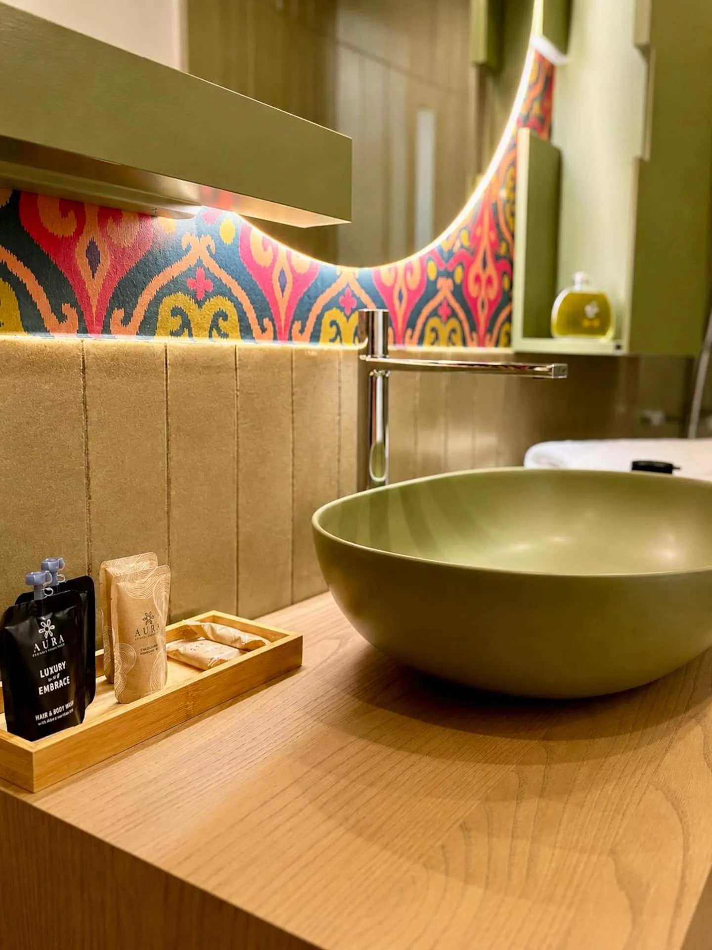 Il lavabo verde e la maiolica del bagno