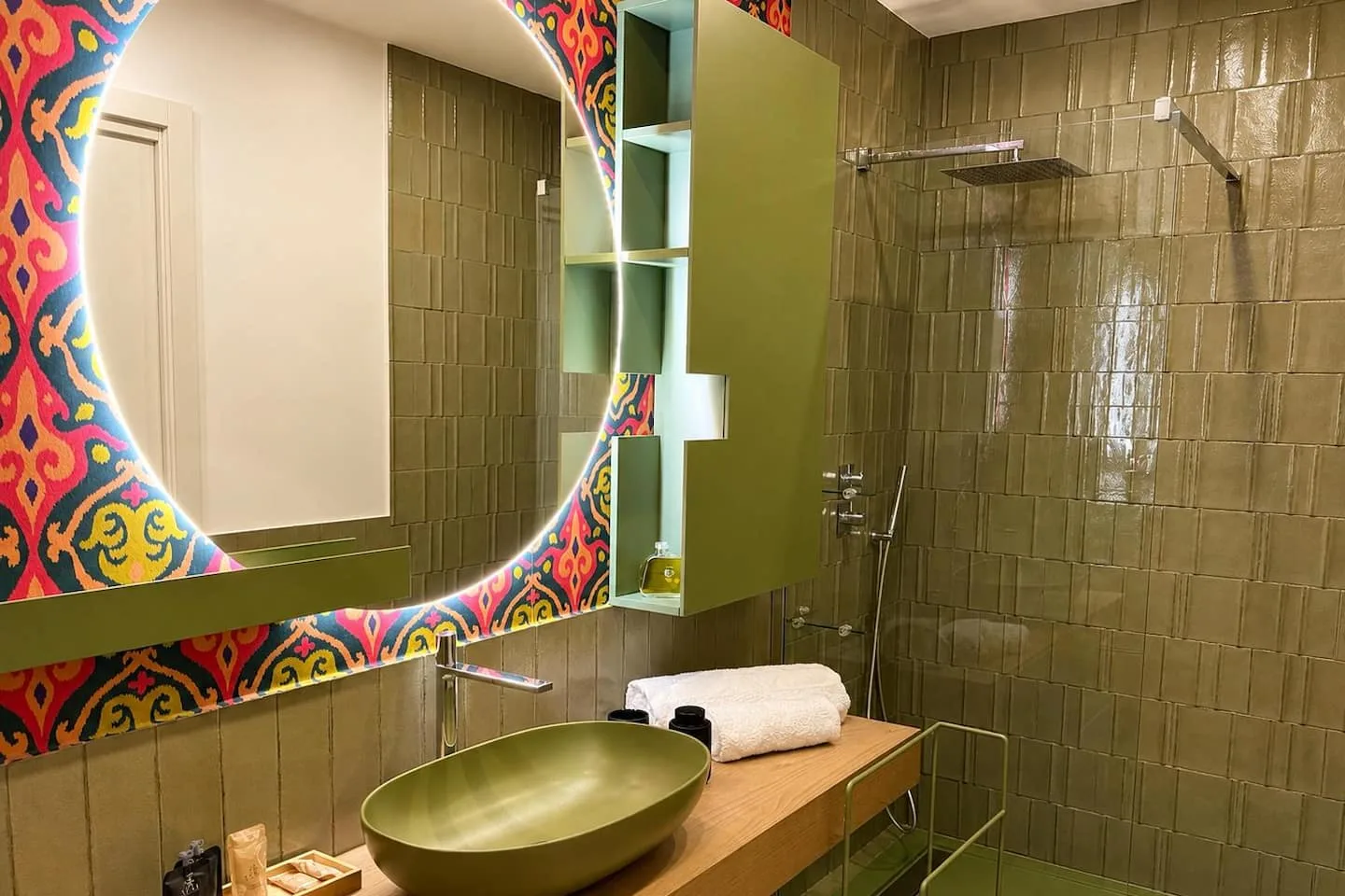 Il bagno con la doccia e la parete in maiolica