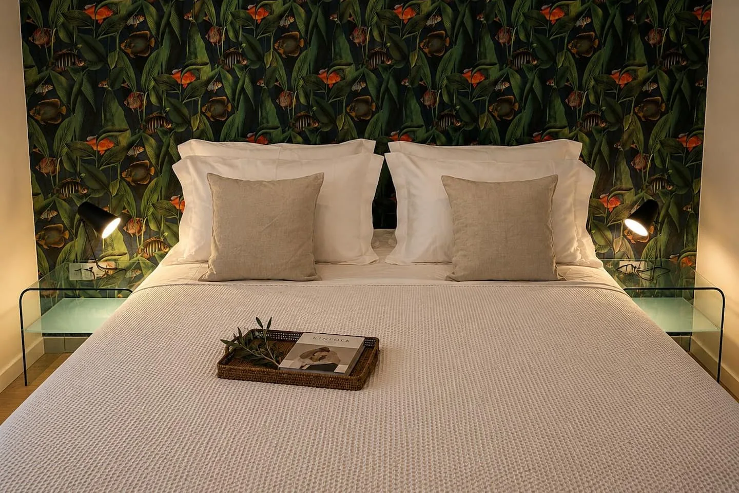 La camera da letto e l'appendiabiti aperto accanto al letto