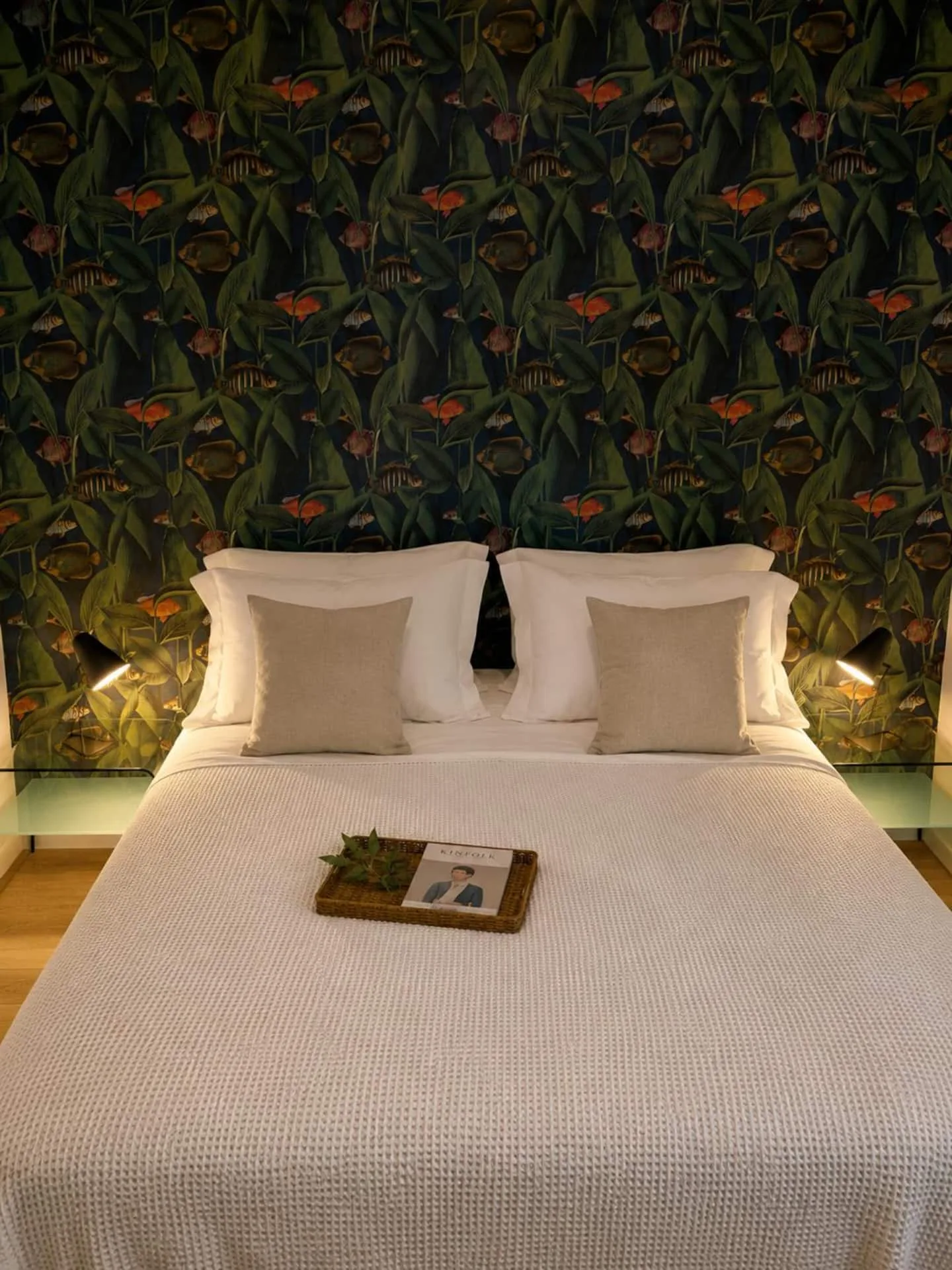 Il letto king size e la parete botanica