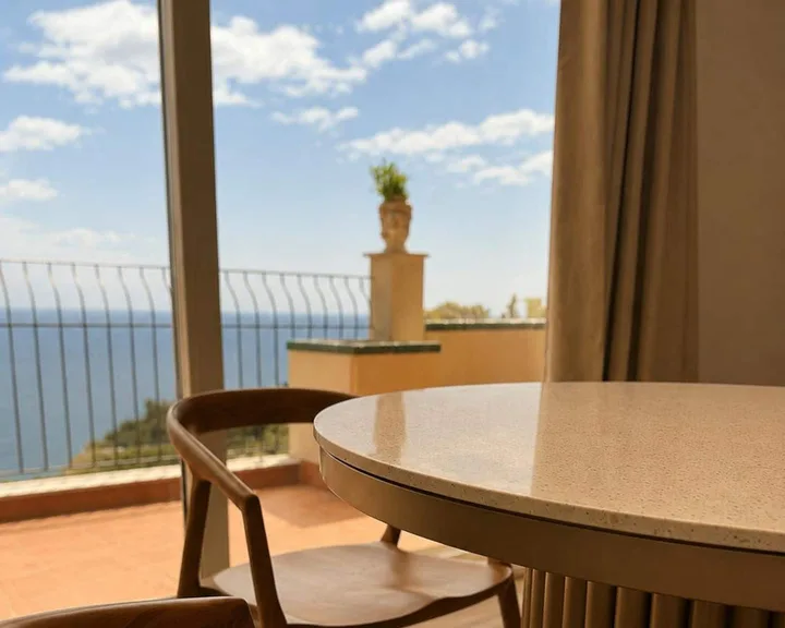 Il tavolo del terrazzo con il mare all'orizzonte