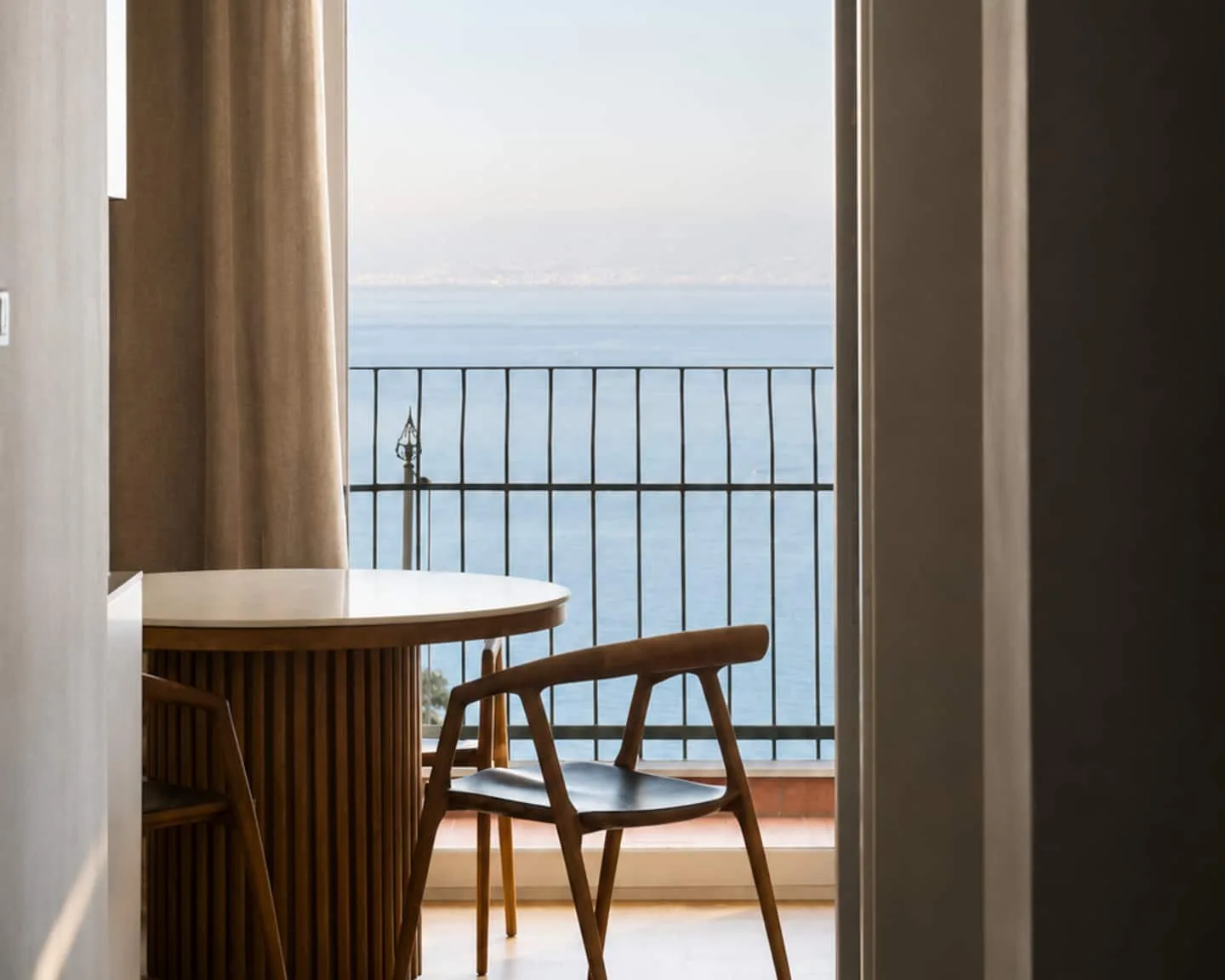 La vista sul mare dalla finestra dell'appartamento