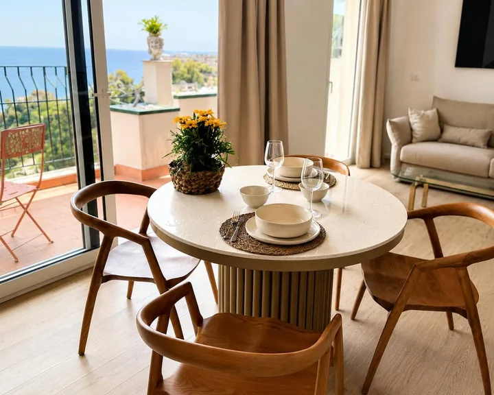 Il tavolo da pranzo e la porta finestra aperta sul terrazzo