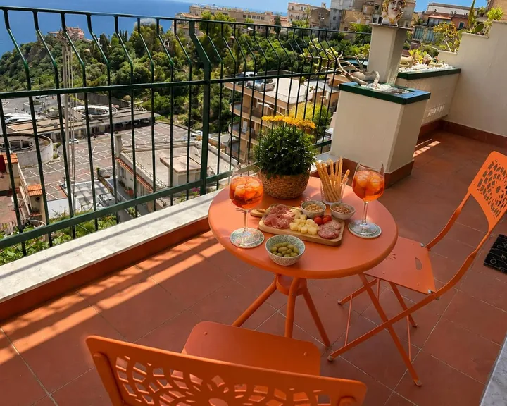Il terrazzo al sole, con la ringhiera e la costa sullo sfondo