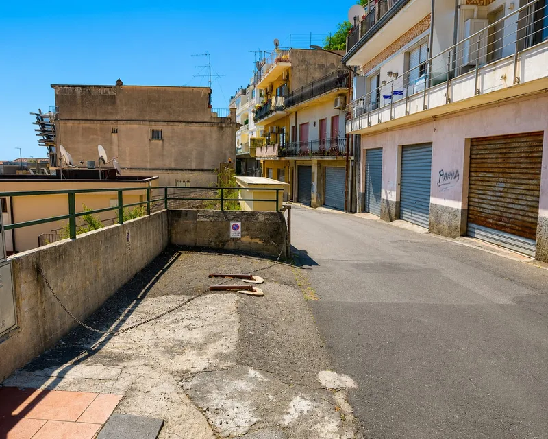 La strada tranquilla davanti alla casa, verso il centro