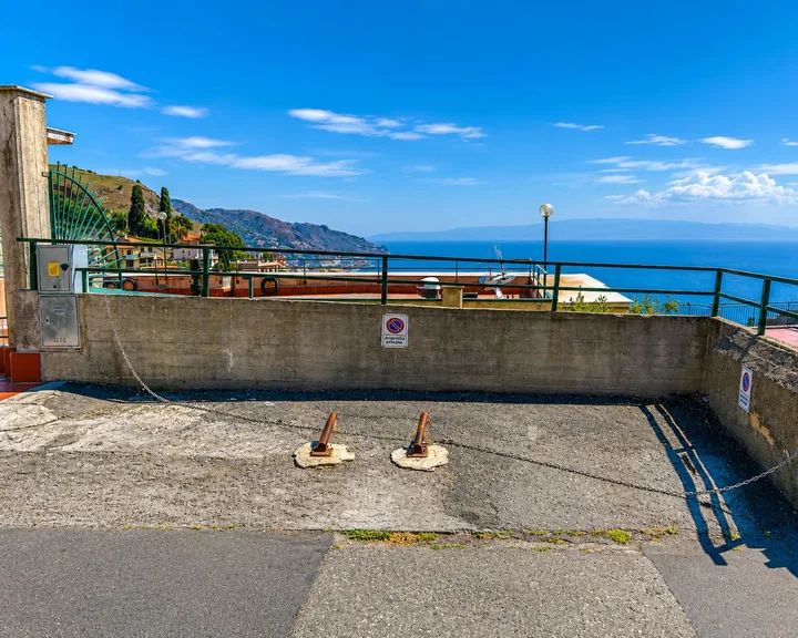 Il cortile con il posto auto privato della casa