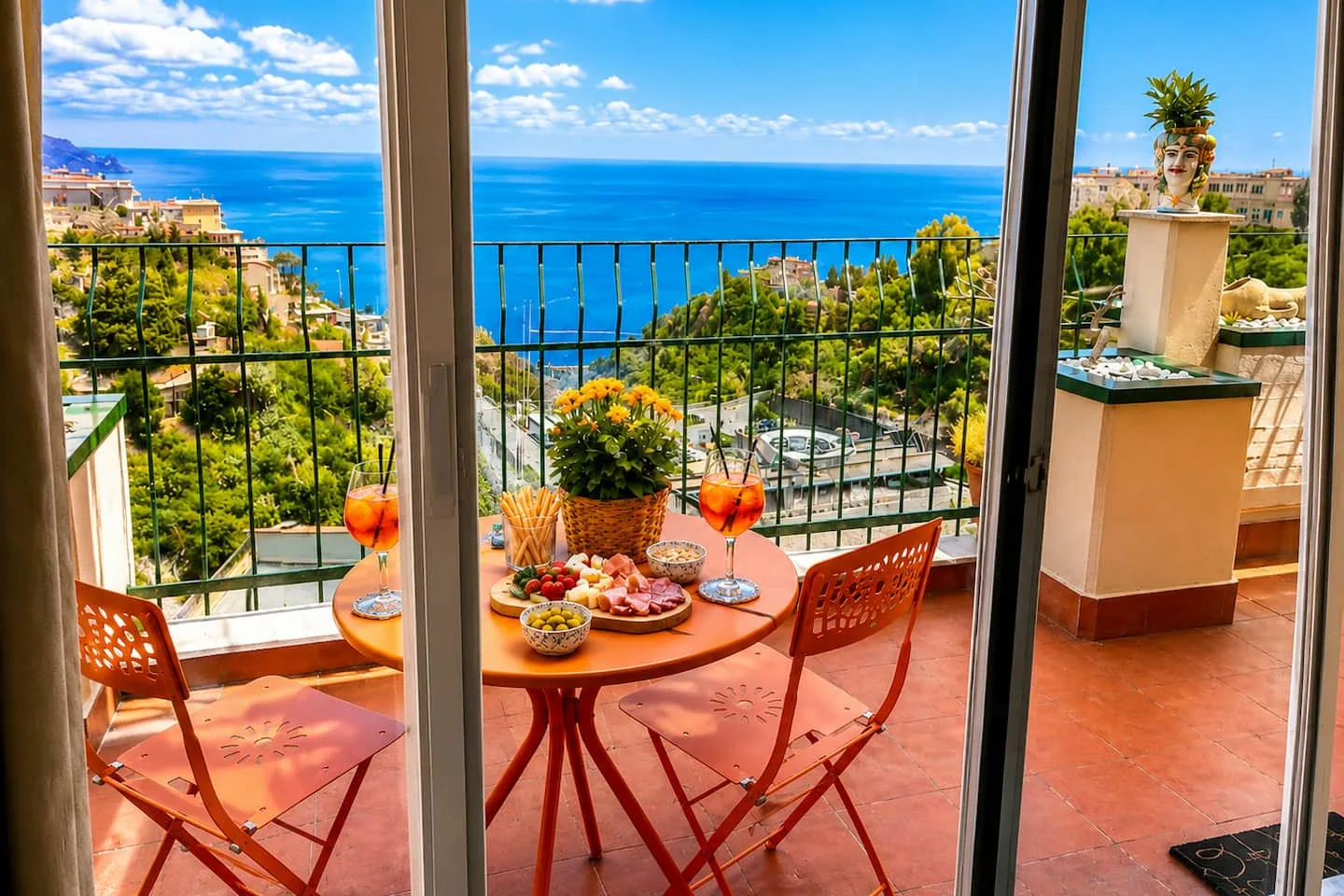 L'aperitivo sul tavolo del terrazzo, davanti al mare